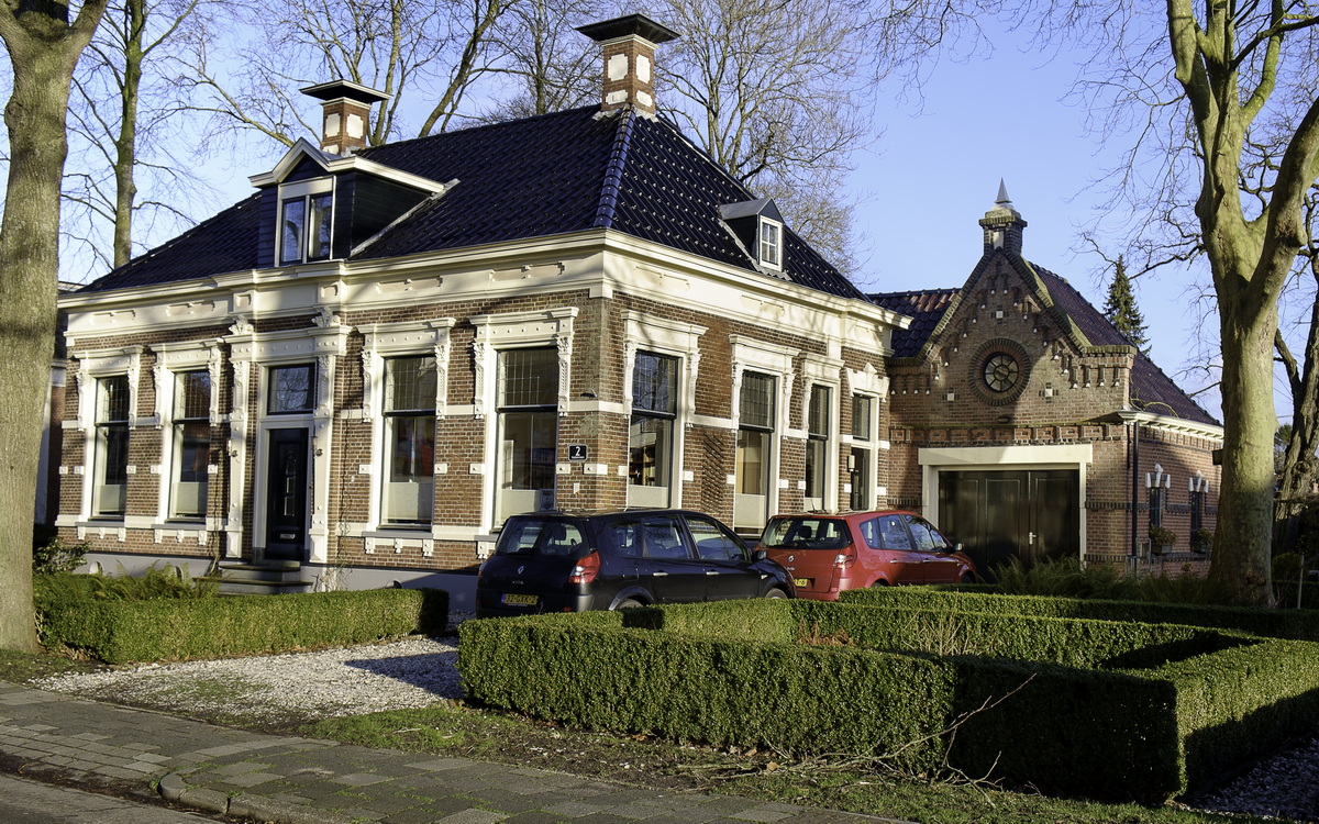 Herenhuis aan de Stationslaan 2 in Loppersum. Foto: Hardscarf, 18 januari 2015. Rijksmonument nr. 517376. Creative Commons Attribution-Share Alike 3.0 Netherlands license.